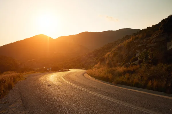 Road to the mountains at sunset — Stock Photo, Image