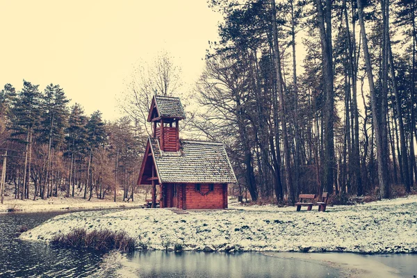 Houten huis in de buurt van lake — Stockfoto