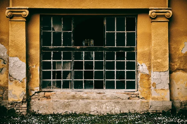 Edificio viejo abandonado —  Fotos de Stock