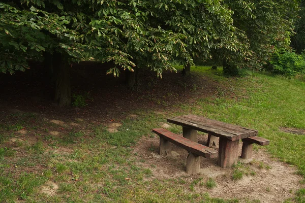 Stół i ławki w parku — Zdjęcie stockowe