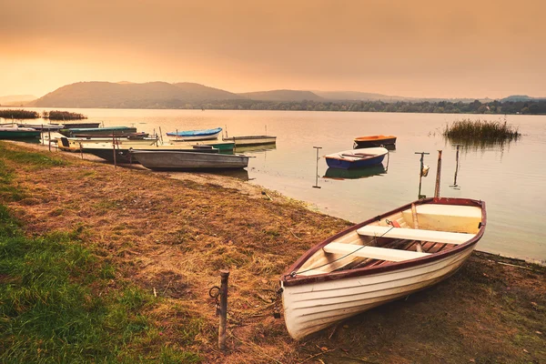 Holzboote auf dem See — Stockfoto