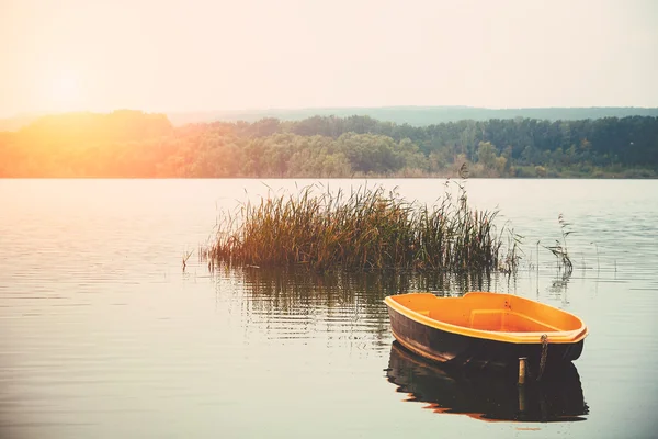 Wooden boat on the lake — Stock Photo, Image