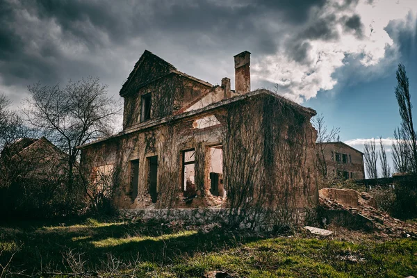 Eski yıkık bina cephe — Stok fotoğraf