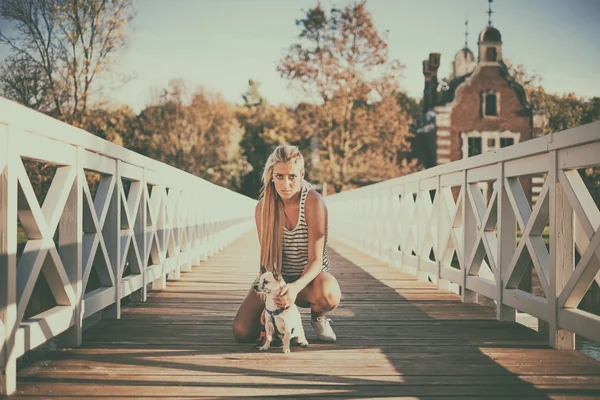 Blondýnka a čivava — Stock fotografie