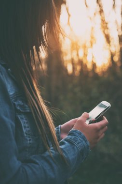 kadın mobole telefon ile