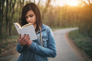 Kadın kitap okuyor.