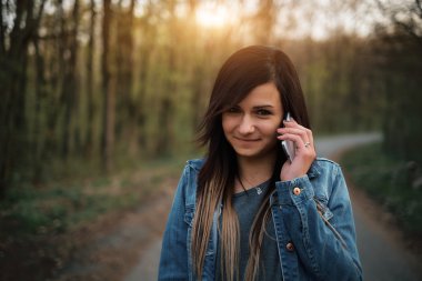 kadın mobole telefon ile