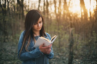Kadın kitap okuyor.