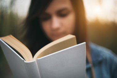 Kitap okuyan genç bir kadın