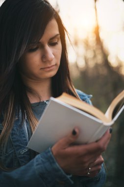 Kadın kitap okuyor.