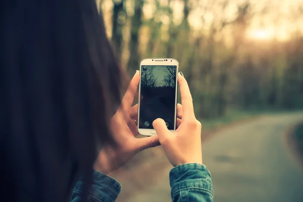 Frau mit Handy — Stockfoto