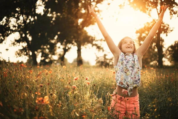 Menina no campo de papoula — Fotografia de Stock