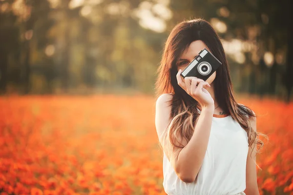 Frau auf Mohnfeld — Stockfoto