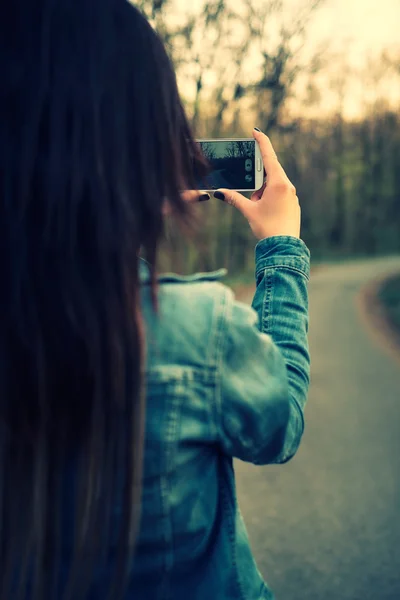 Mujer con teléfono mobole — Foto de Stock