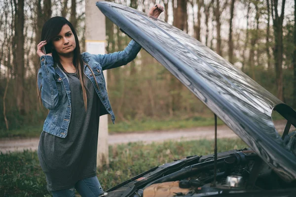 Woman with brown hair near the car — Stock Photo, Image