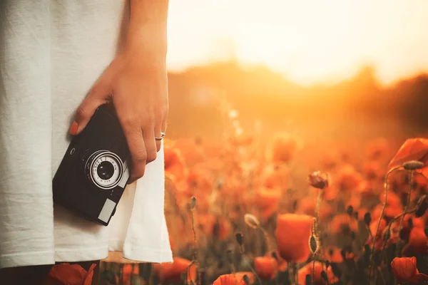 Caméra vintage à la main femme — Photo