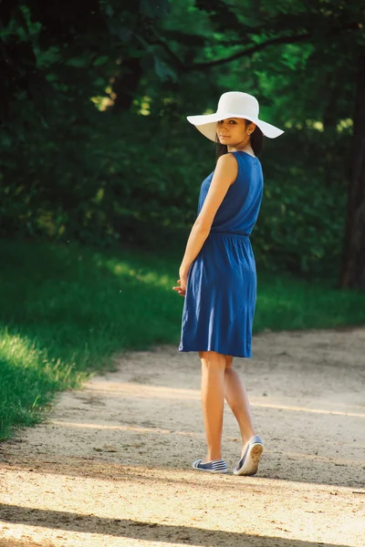 Žena v venkovní na sobě modré šaty — Stock fotografie