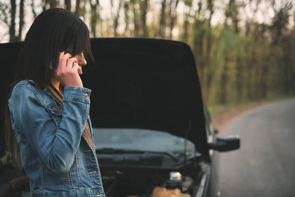 Woman with brown hair near the car — Stock Photo, Image