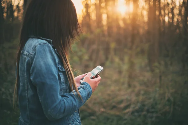 Mujer con teléfono mobole — Foto de Stock