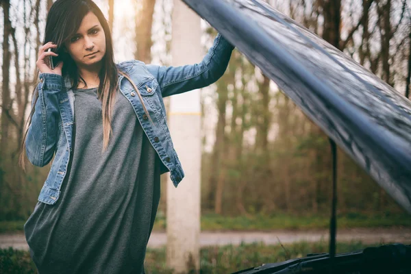 Femme aux cheveux bruns près de la voiture — Photo