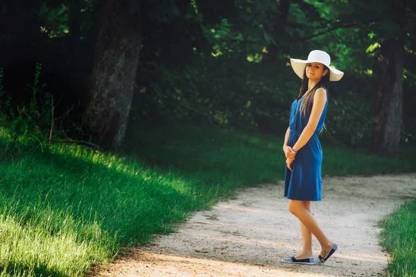 Kvinna i utomhus klädd i blå klänning — Stockfoto