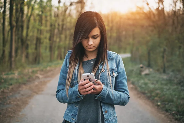 Mujer con teléfono mobole — Foto de Stock