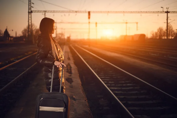 Viajero mujer con equipaje — Foto de Stock