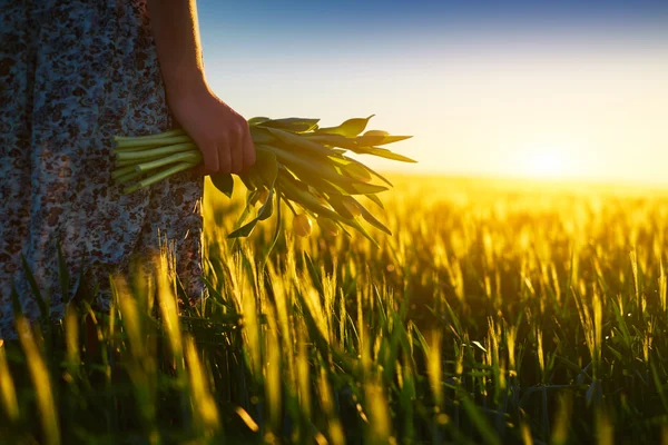 Woman holding white flower bouquet — Stock Photo, Image