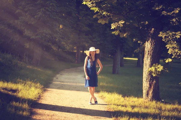 Žena v venkovní na sobě modré šaty — Stock fotografie