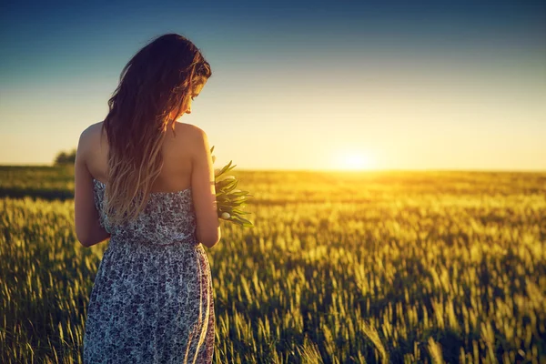 Mujer sosteniendo flores blancas — Foto de Stock