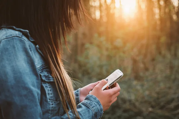 Kobieta mówi telefon komórkowy — Zdjęcie stockowe