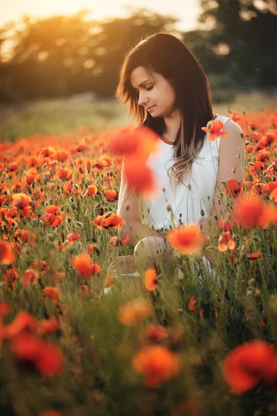 Perempuan di bidang poppy — Stok Foto