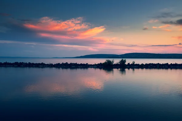 Zonsondergang op rustige lake — Stockfoto