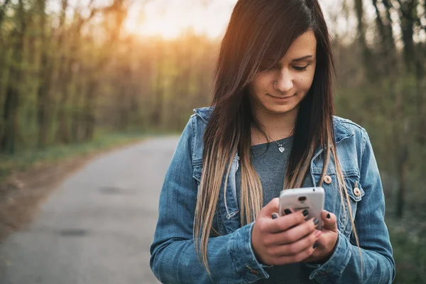 Mujer con teléfono mobole — Foto de Stock