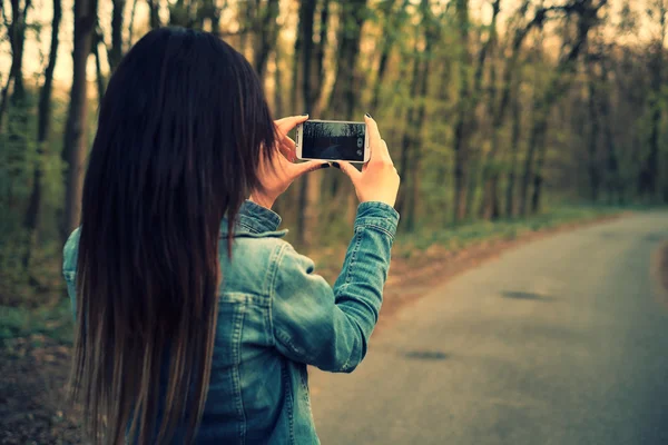 Kvinna med mobole telefon — Stockfoto