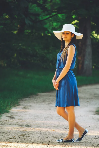 Vrouw in buiten dragen blauwe jurk — Stockfoto