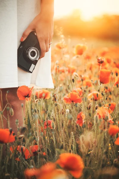 Câmera vintage na mão da mulher — Fotografia de Stock