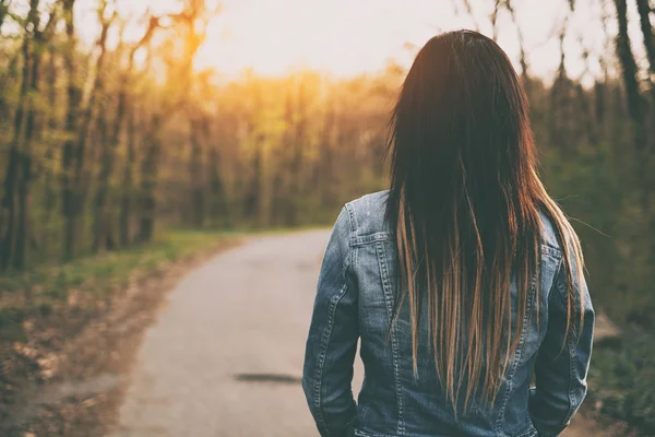 Femme aux cheveux bruns — Photo