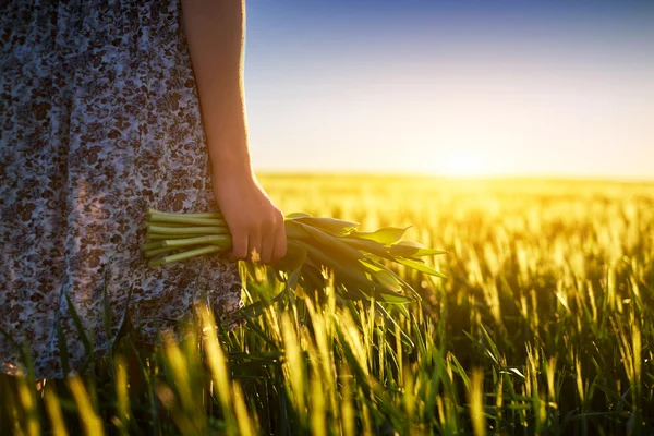 Mujer sosteniendo flores blancas — Foto de Stock