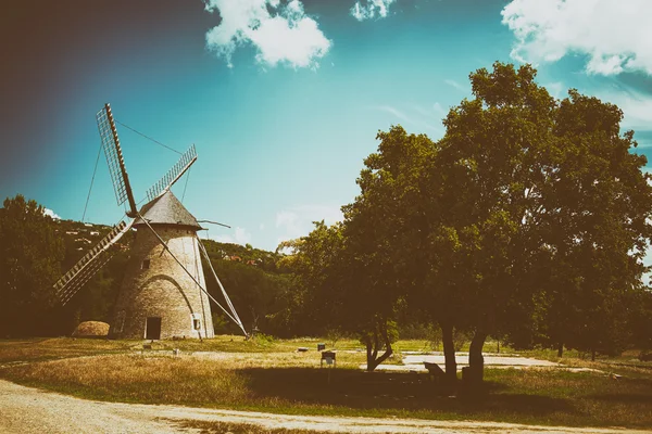 Alte Windmühle in Ungarn — Stockfoto