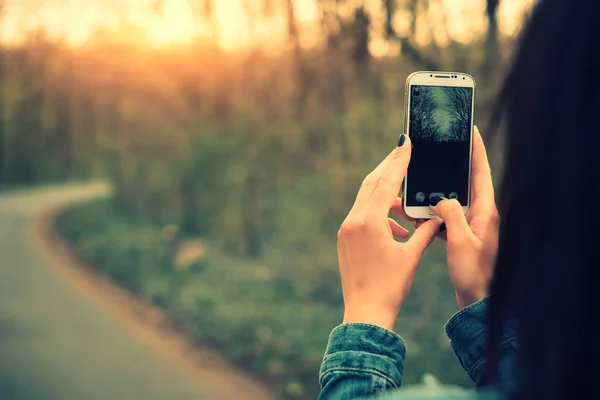 Woman with mobole phone — Stock Photo, Image