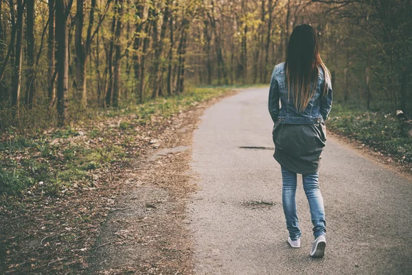 Vrouw met bruin haar — Stockfoto