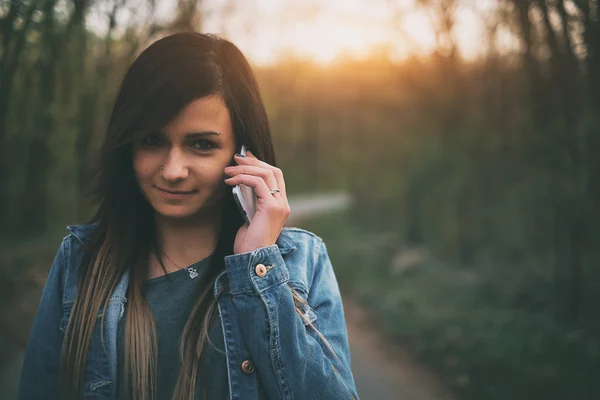 Mujer con teléfono mobole —  Fotos de Stock