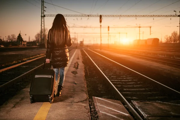Viajero mujer con equipaje — Foto de Stock