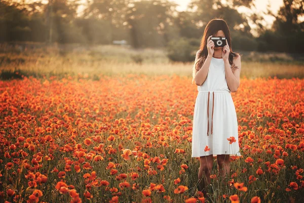 Mulher no campo de papoula — Fotografia de Stock