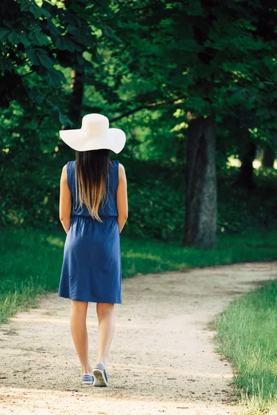 Mulher ao ar livre vestindo vestido azul — Fotografia de Stock