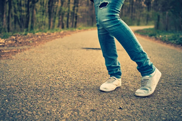 Mulher jeans e sapatilha sapatos — Fotografia de Stock