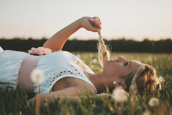 Carino giovane donna — Foto Stock