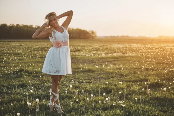 Carino giovane donna — Foto Stock