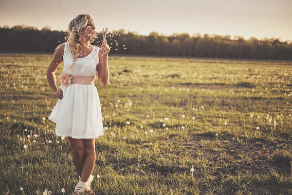 Bella giovane donna — Foto Stock